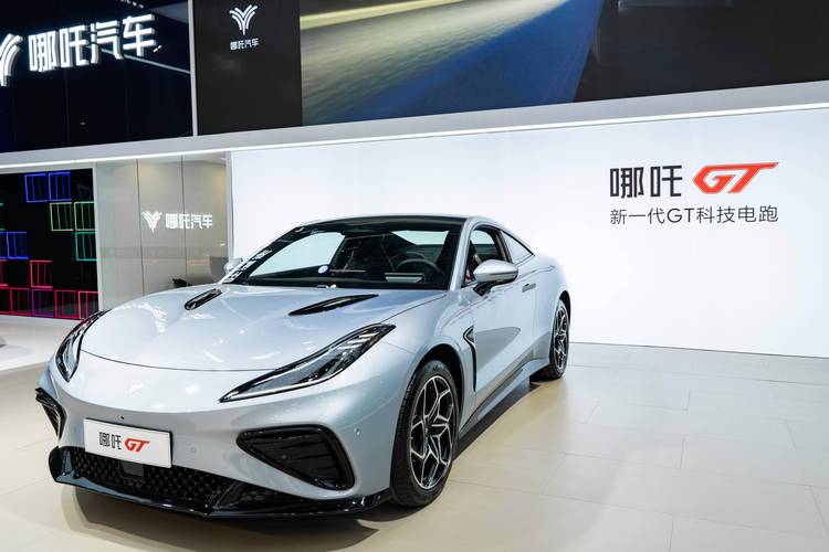 重庆8哪吒汽车在智能汽车领域的表现，领途汽车在新能源汽车市场中的影响力